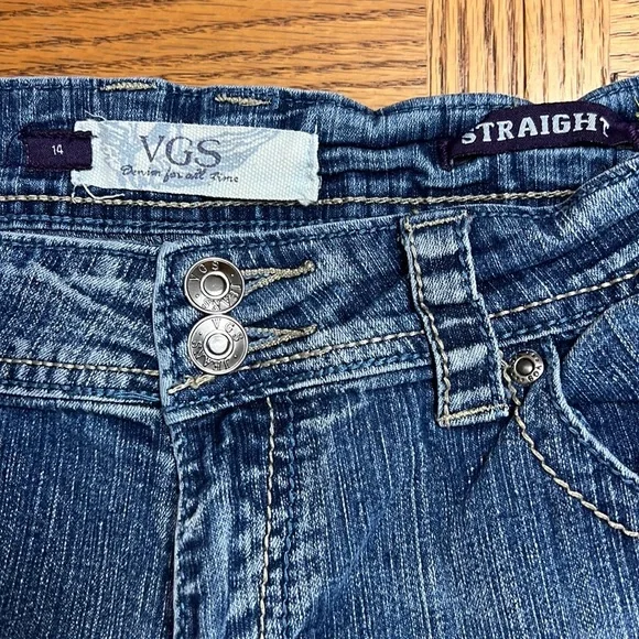 LIGHTLY USED VGS STRAIGHT JEANS WITH CUTE BACK POCKETS - Picture 4 of 4